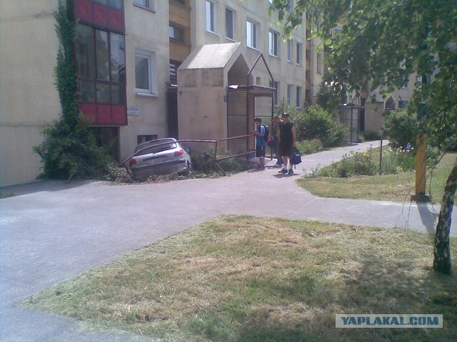Спрятался в уголок, чтоб никто не уволок