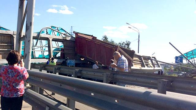 На Ярославке у Пушкино обрушился пешеходный мост