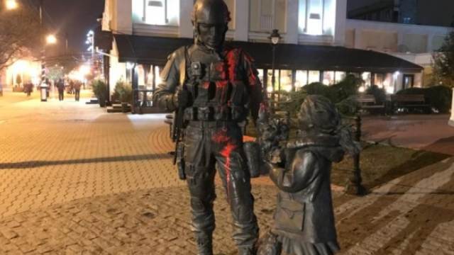 В Крыму облили краской памятник "вежливым людям"