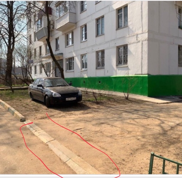 В подъезде появился кавказец, паркуется на газонах