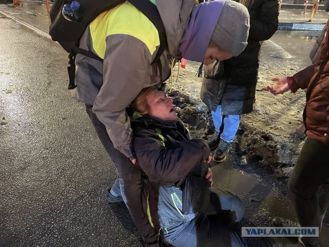 Полиция извинилась перед женщиной, которую силовик ударил ногой в живот на несогласованной акции протеста в Санкт-Петербурге