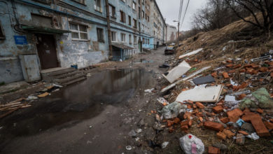 Влад подметает