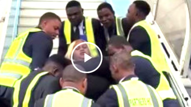 Восемь сотрудников авиакомпании понадобилось, чтобы помочь американской бодипозитив-активистке подняться на борт самолёта