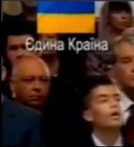 Сын Порошенко теряет сознание на Молебне