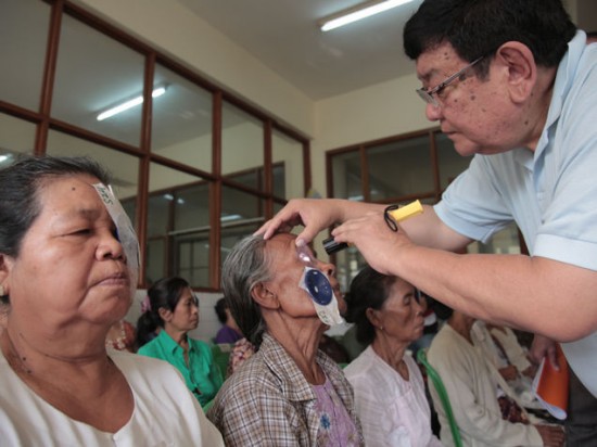 Непальский лекарь вернул зрение