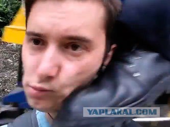 Прибытие поезда и рельсы в снегу
