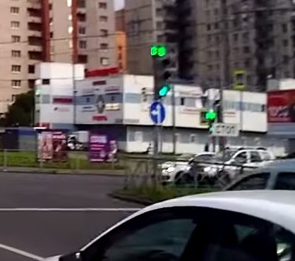 Поворотник бы включен! А ещё стоит и издевается!