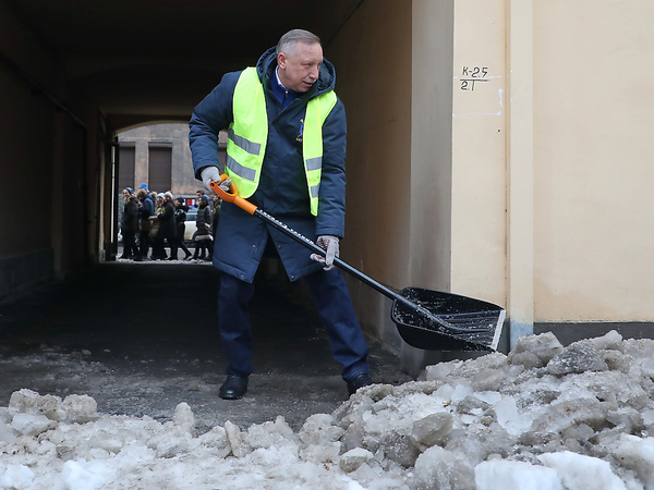 Спикер ЗакСа Петербурга наградил бойцов ОМОНа на Дворцовой площади