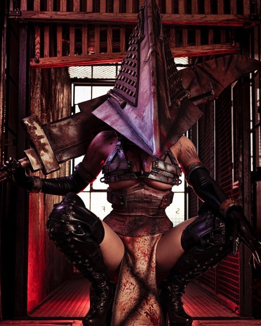 Это его тёща, мама вот этой. 