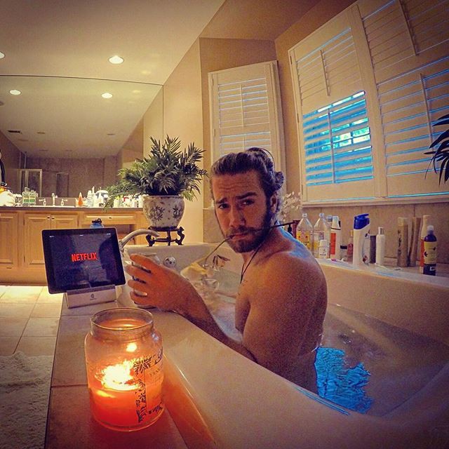 Мужская пародия на девушек из Instagram