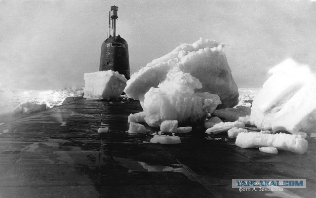 Всплытие подводной лодки в арктических льдах