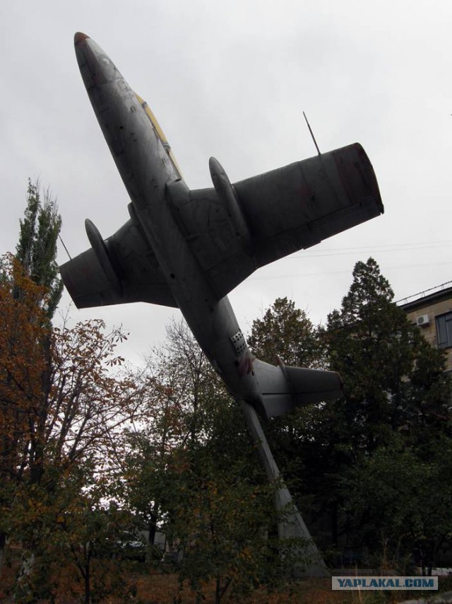 Самолет во дворе