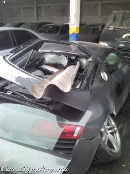 Audi R8 проткнуло насквозь отбойником
