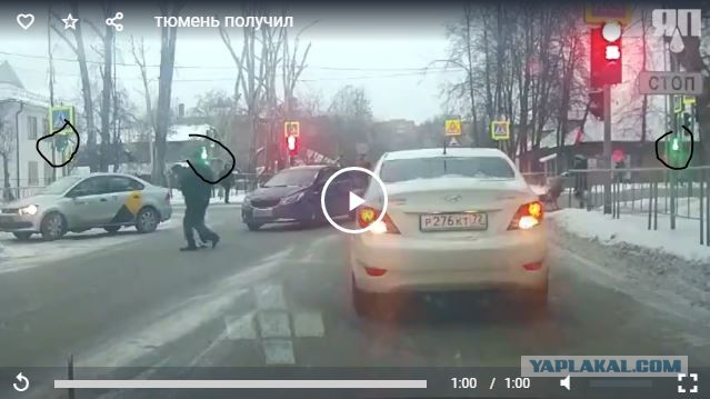 В Тюмени мужик решил перейти дорогу на красный свет и получил по морде
