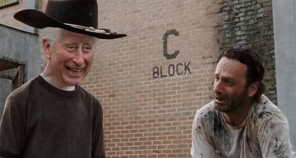 Их Величества мужикам руки не целуют.