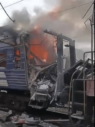 ВСУ атаковали в Крыму пассажирский поезд «Москва — Симферополь». Есть погибший