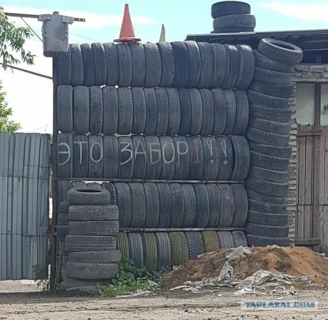 Из чего сделать фасадный забор, требуется помощь