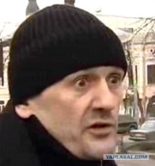 Мужик у Харьковского военкомата