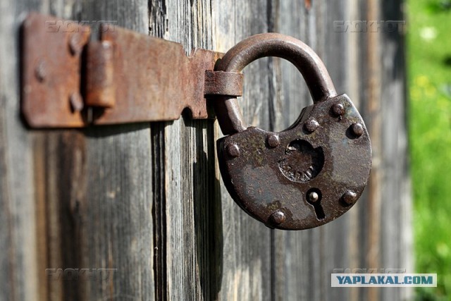 Как вскрыть навесной замок с помощью двух гаечных ключей