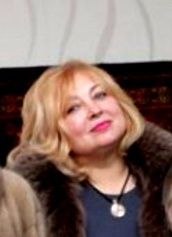 В Керчи, чиновницы в норковых шубах вручали батоны ветеранам