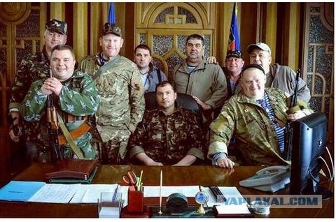 Внутри президентского дворца в Кабуле зачитали Коран