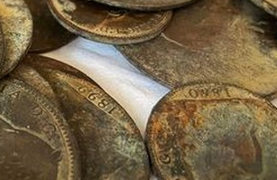 Британка пошла на пляж собирать мусор и нашла сундук с сокровищами