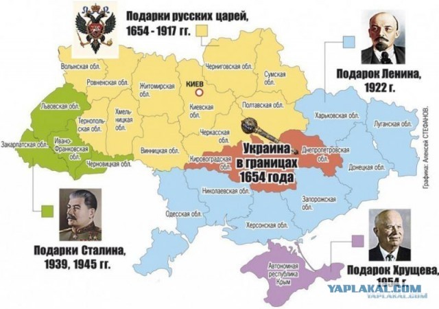 Жители Мариуполя ждут автобус на остановке⁠⁠