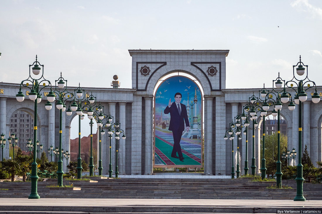 Статуя президента туркменистана
