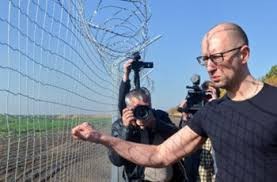 Тем временем на пляже в Мариуполе