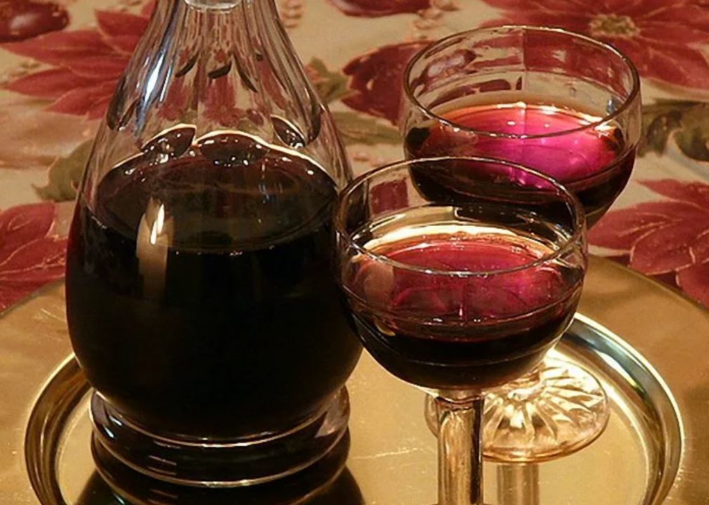 Коньяк делают из винограда. Вишневая наливка. Домашнее вино. Вино из варенья. Вишневый ликер.