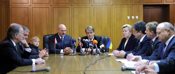 Дочь члена Европарламента с мамой на работе