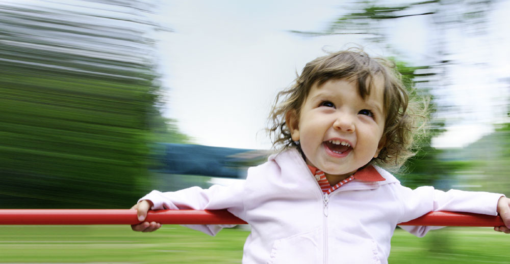 Крутит девочка маленькая. Hula hoop группа. Девочка с обручем. Крутил ребенка. Упражнения с обручем для малышей.