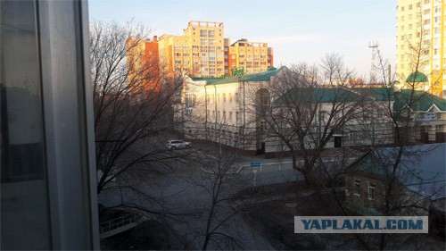 Давайте фото у кого какой вид из окна на оживленные улицы городов в настоящий момент