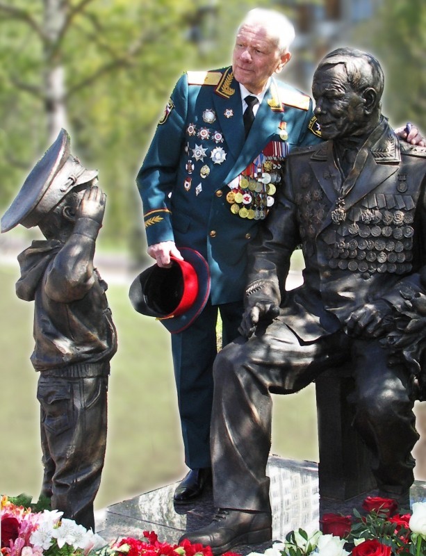 ММА-шник Заур Исмаилов и памятник ветеранам МЧС России в Москве