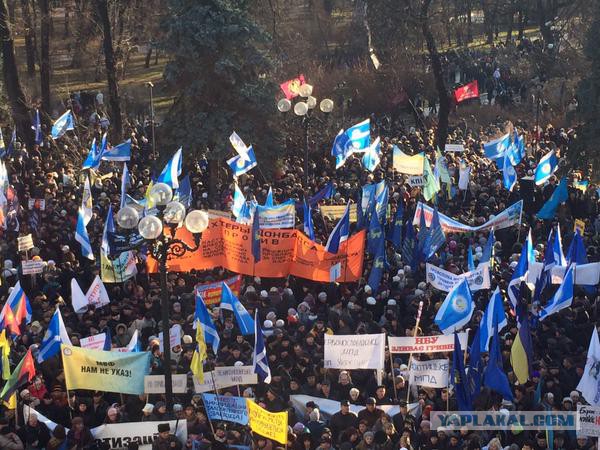 Несколько тысяч протестующих собрались около