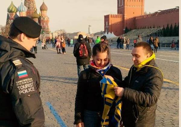 В центре Одессы задержали девушку в футболке с символикой страны агрессора (видео)