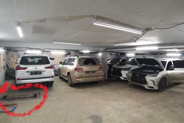Пол раздвинулся а там... Тайный вход в автосалон угонщиков, как в боевиках