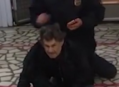 Антиковидные ограничения в действии. Уфимский полицейский задержал человека, который хотел пройти на рынок без маски