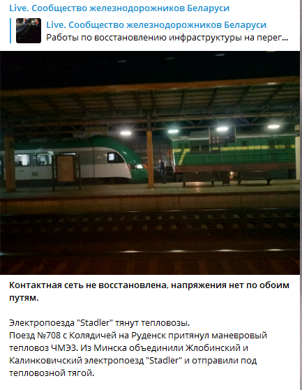 В Беларуси на переезде поезд сбил трактор с навозом