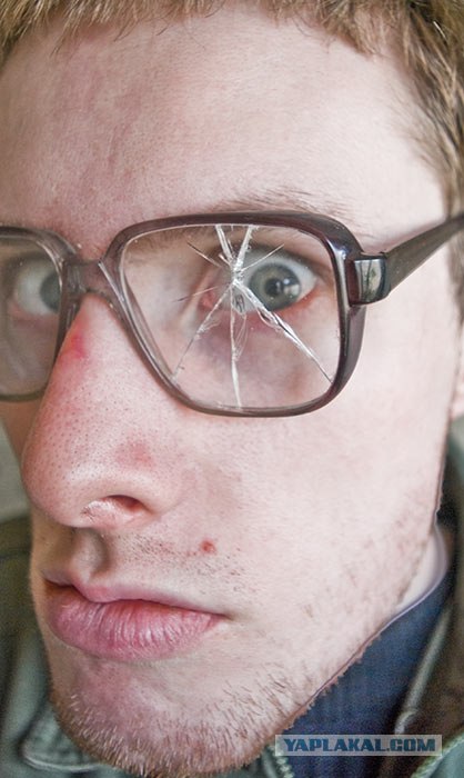 Разбитое очко. Сломанные очки. Очкарик с разбитыми очками. Треснувшие очки. Очки с трещиной.
