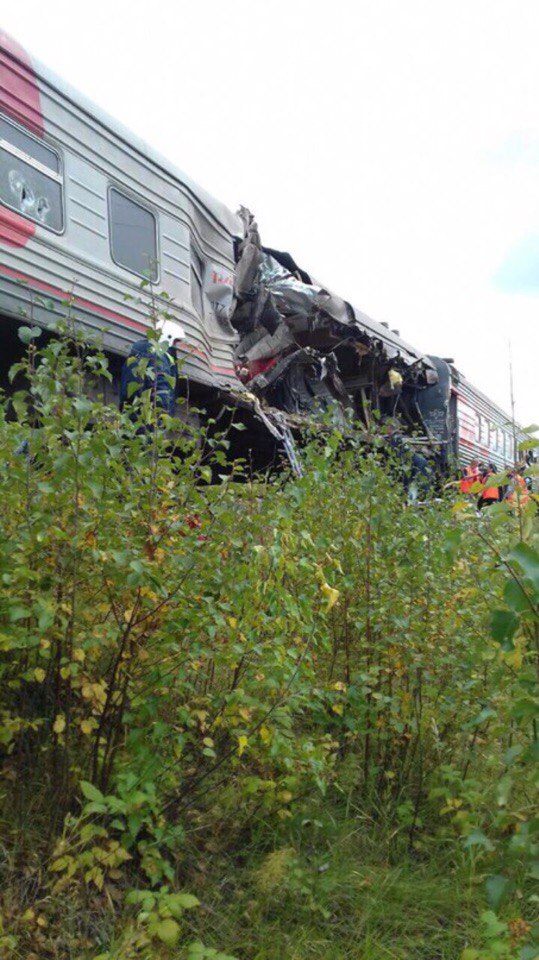 КамАЗ врезался в пассажирский поезд в ХМАО