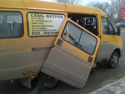 В Волгограде пассажирку маршрутки № 98 выбросило из салона на повороте