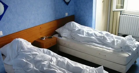 Отели, чуть-чуть хостелов и гостиниц с дешёвыми и наверное не очень номерами