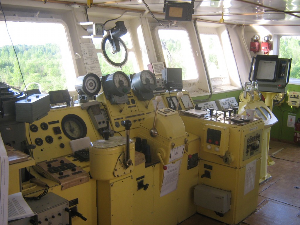 рулевая рубка кроншлот. рулевая рубка земснаряда. ом теплоход капитанская рубка. рулевая рубка сейнера рс-300. рулевая рубка т/х омский 141.