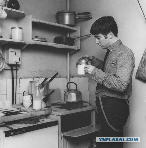 История СССР. Литва, 1980-е . Раввин с калмычкой спрашивают у местных, как пройти в синагогу