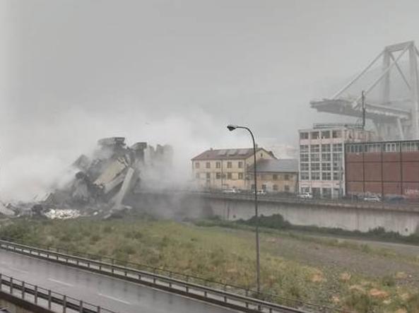 В Италии рухнул автомобильный мост, десятки людей погибли.
