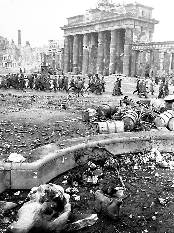 Исторические моменты Победы. Апрель-май 1945г