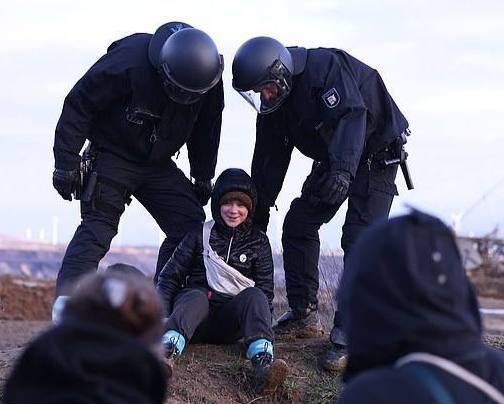 Грета Тунберг пыталась принять участие в протестах экоактивистов, требующих закрытия угольной шахты, но была задержана