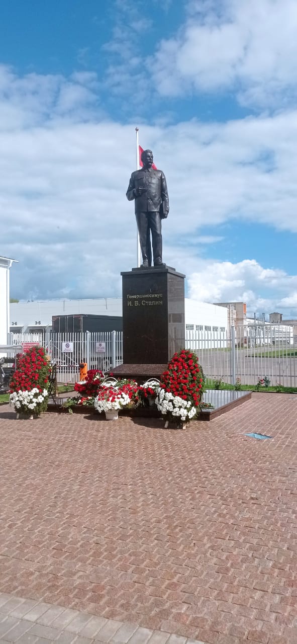 В Псковской области установили 8-метрового Сталина