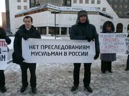 Школьник танцует на воинском мемориале
